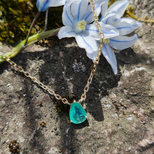 Золотое изумрудное колье NE-8199