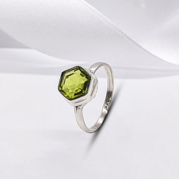 "Solana" Hõbesõrmus peridoodiga