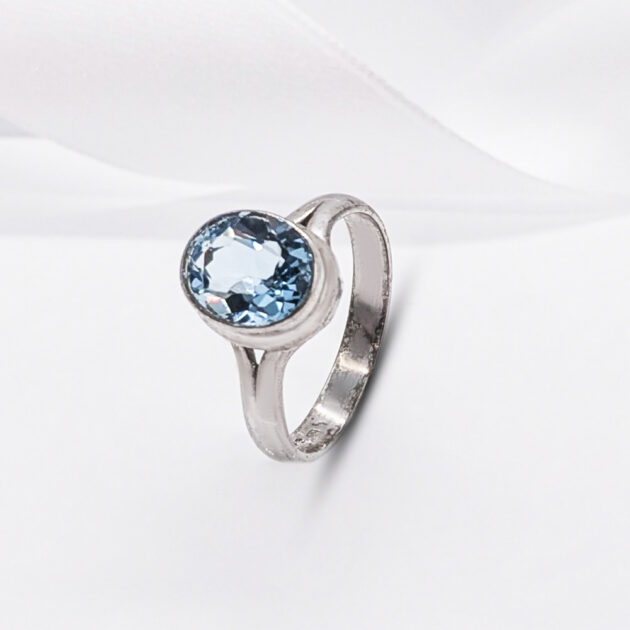 "Solana" hõbesõrmus hele-sinise topaasiga