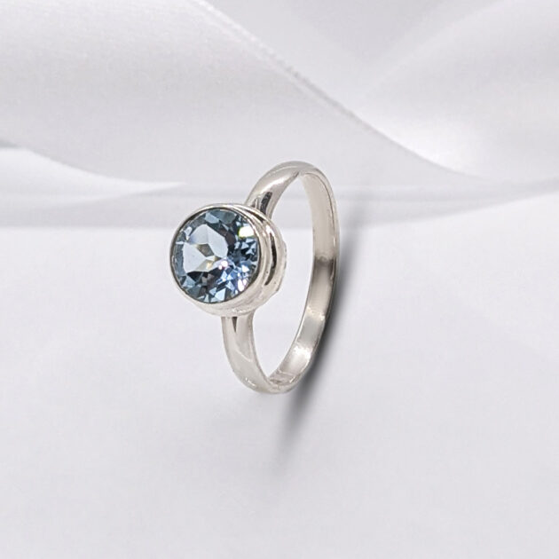 "Solana" hõbesõrmus hele-sinise topaasiga