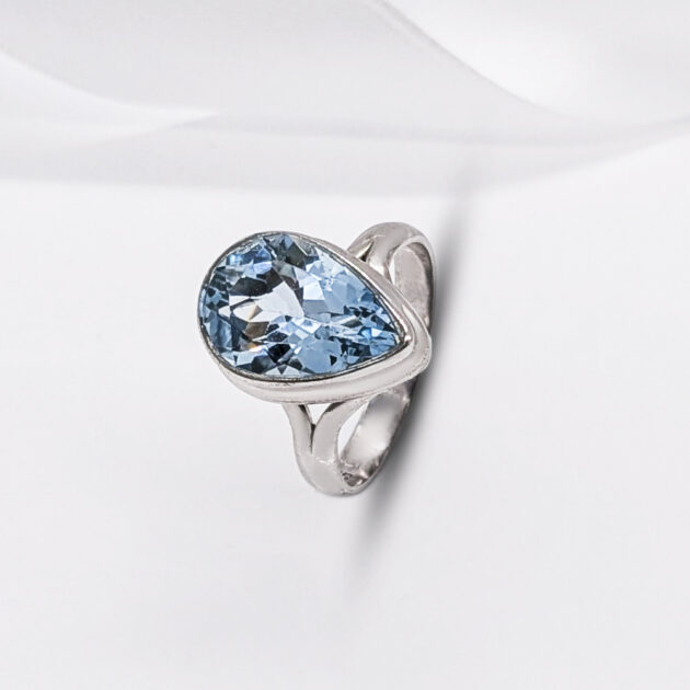 "Solana" hõbesõrmus hele-sinise topaasiga