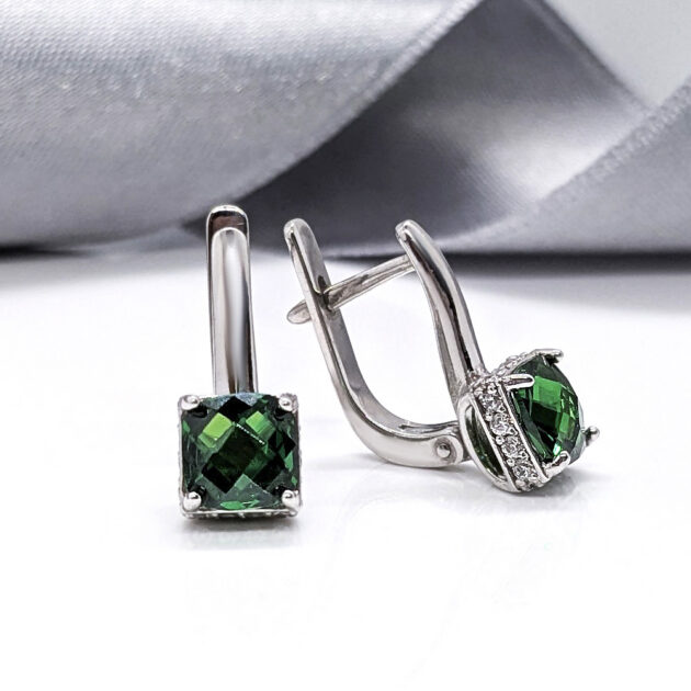 Яркие лаконичные серебряные серьги с зелеными кристаллами