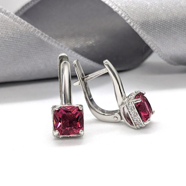 Яркие лаконичные серебряные серьги с розовыми кристаллами