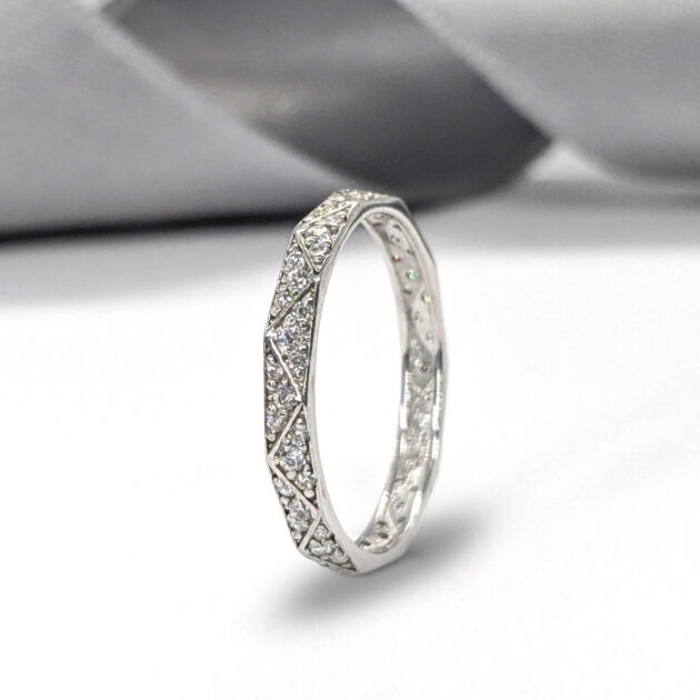 Элегантное кольцо в геометрическом стиле