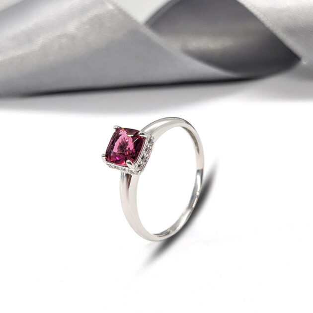 Лаконичное серебряное кольцо с розовым кристаллом