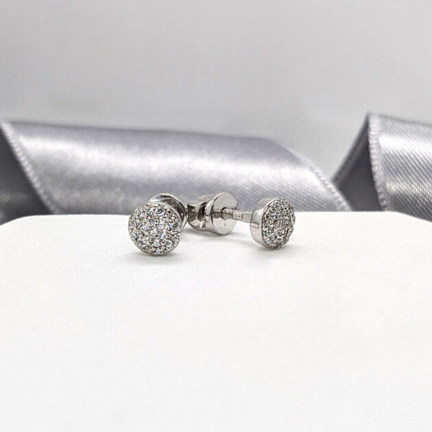 Лаконичные серебряные пусеты с фианитами