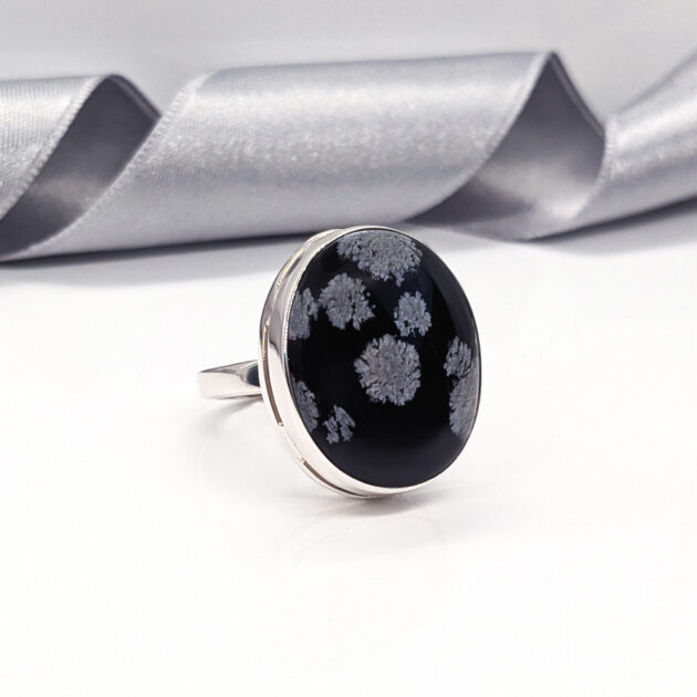 Кольцо со снежным обсидианом «Ледяное пламя»