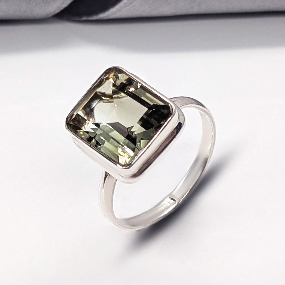 silver ring with green amethyst solana