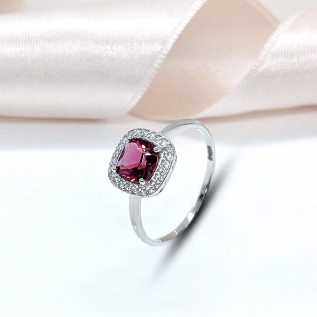 Серебряное кольцо с рубиново-красным фианитом