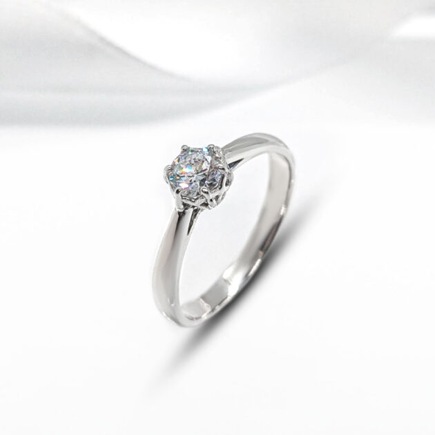 Cute silver ring with single crystal